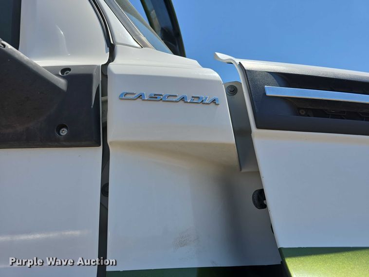 image for item DR3870 2019 Freightliner Cascadia 126 semi truck