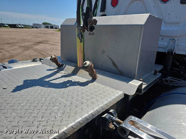 image for item DR3870 2019 Freightliner Cascadia 126 semi truck