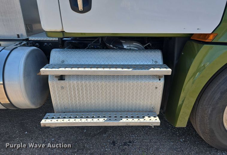 image for item DR3870 2019 Freightliner Cascadia 126 semi truck