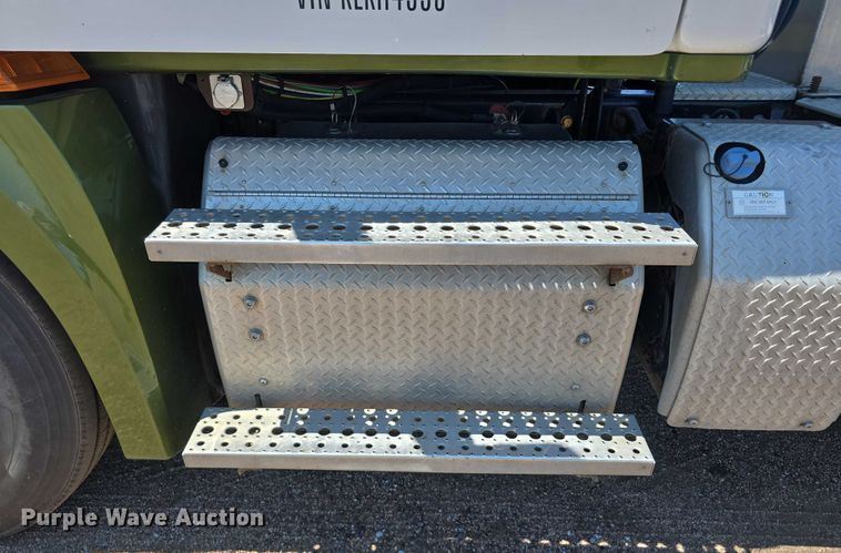 image for item DR3870 2019 Freightliner Cascadia 126 semi truck