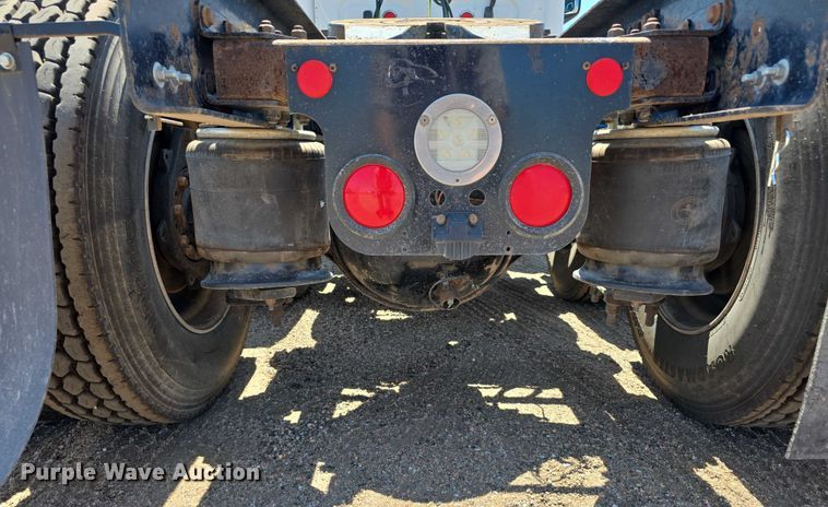 image for item DR3870 2019 Freightliner Cascadia 126 semi truck