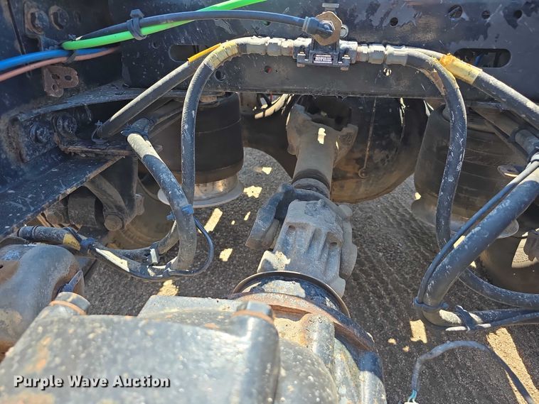 image for item DR3870 2019 Freightliner Cascadia 126 semi truck