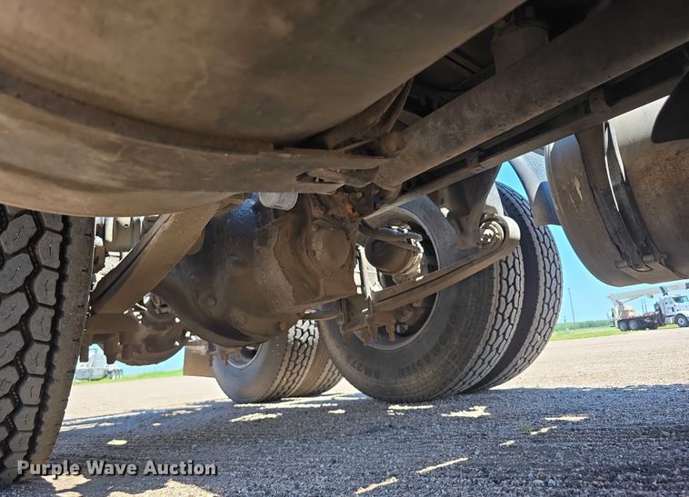 image for item DR3870 2019 Freightliner Cascadia 126 semi truck