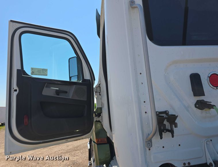 image for item DR3870 2019 Freightliner Cascadia 126 semi truck