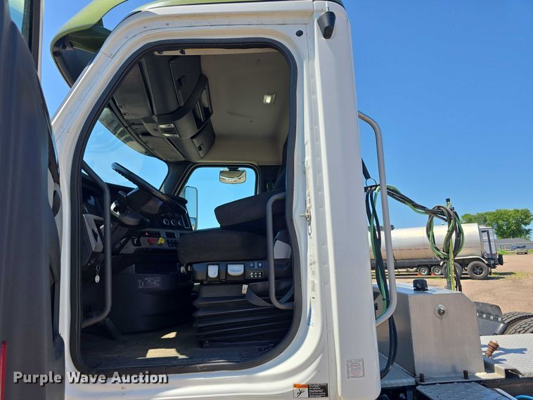 image for item DR3870 2019 Freightliner Cascadia 126 semi truck