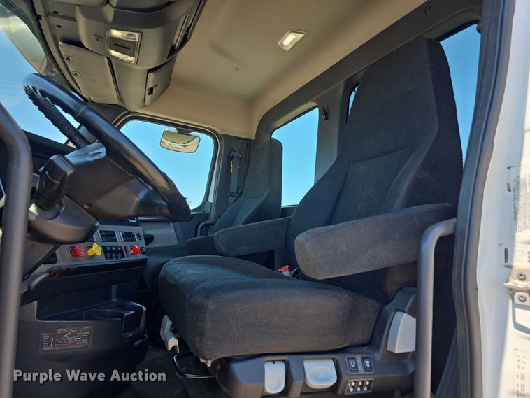 image for item DR3870 2019 Freightliner Cascadia 126 semi truck