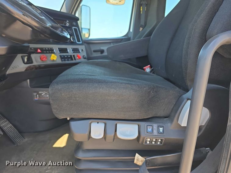 image for item DR3870 2019 Freightliner Cascadia 126 semi truck