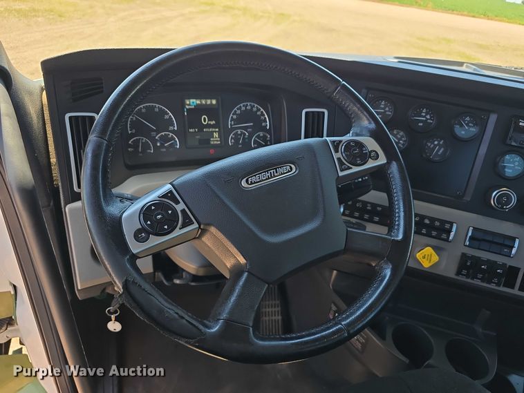 image for item DR3870 2019 Freightliner Cascadia 126 semi truck