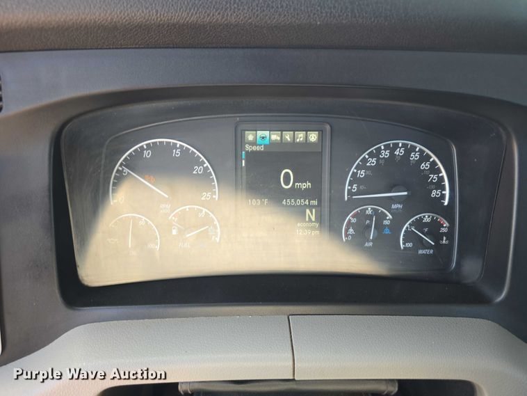 image for item DR3870 2019 Freightliner Cascadia 126 semi truck