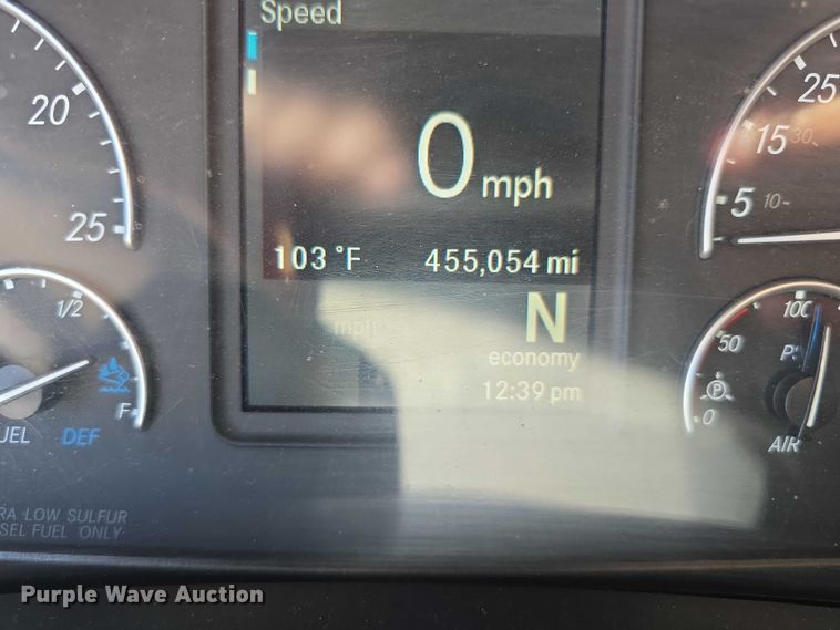 image for item DR3870 2019 Freightliner Cascadia 126 semi truck