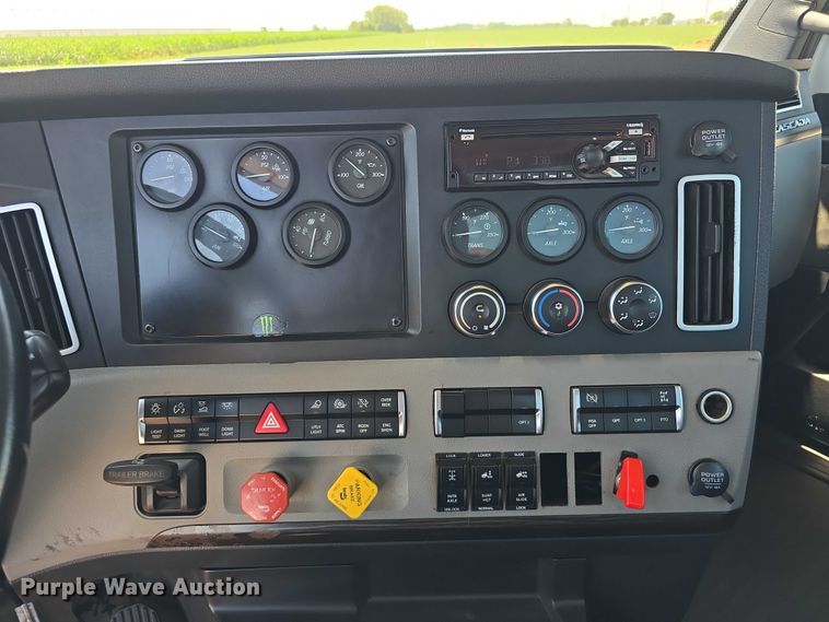 image for item DR3870 2019 Freightliner Cascadia 126 semi truck