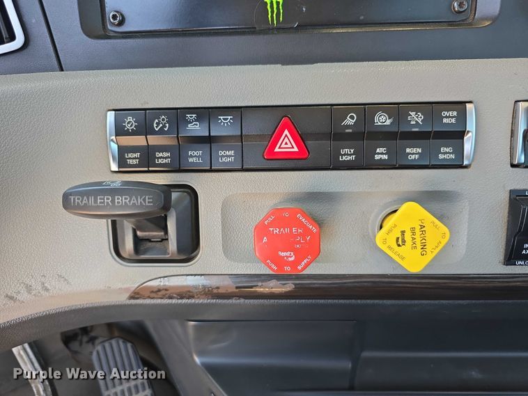 image for item DR3870 2019 Freightliner Cascadia 126 semi truck