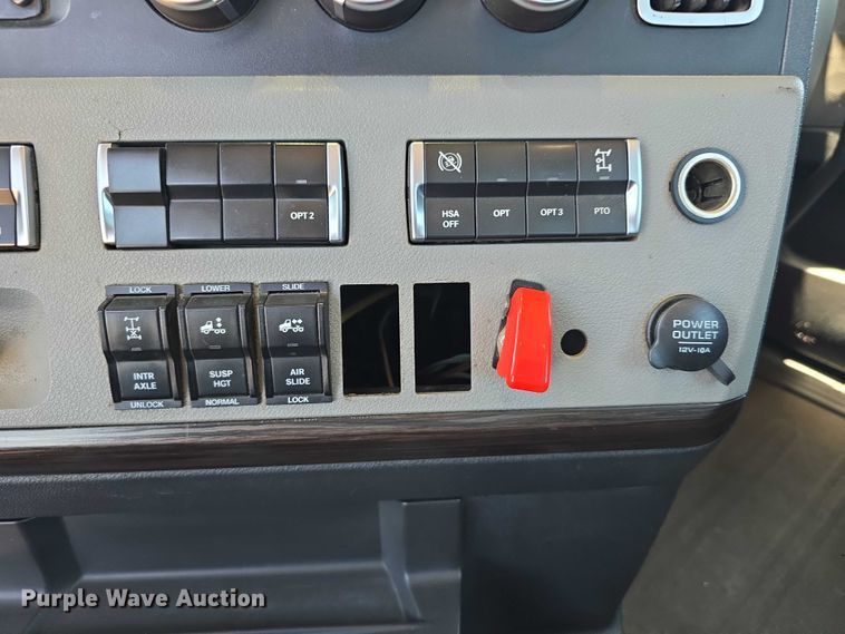 image for item DR3870 2019 Freightliner Cascadia 126 semi truck