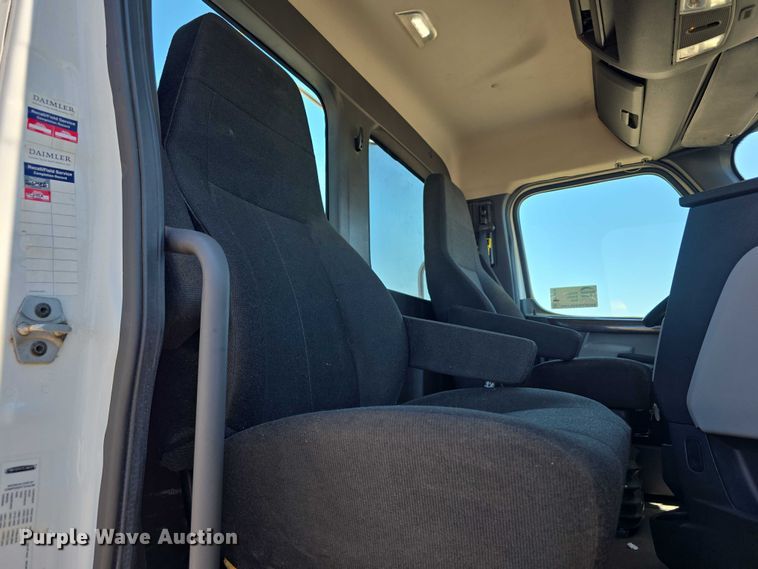 image for item DR3870 2019 Freightliner Cascadia 126 semi truck