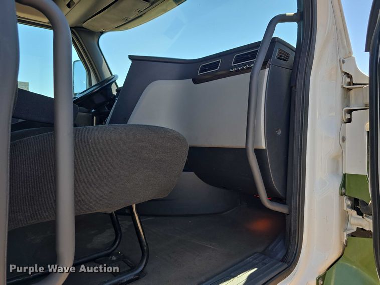 image for item DR3870 2019 Freightliner Cascadia 126 semi truck