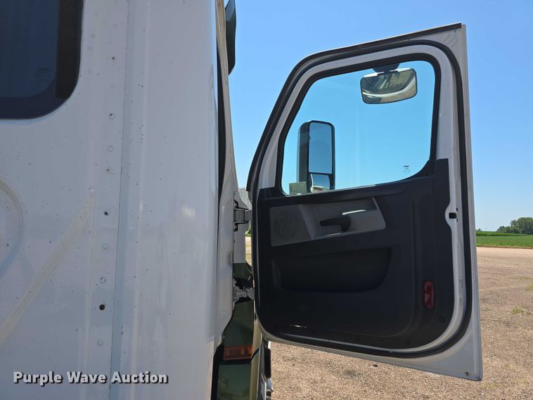 image for item DR3870 2019 Freightliner Cascadia 126 semi truck