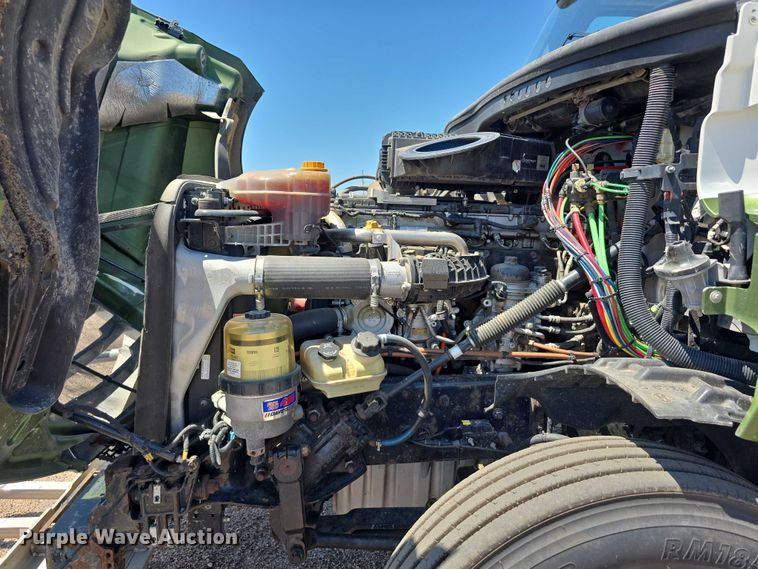 image for item DR3870 2019 Freightliner Cascadia 126 semi truck