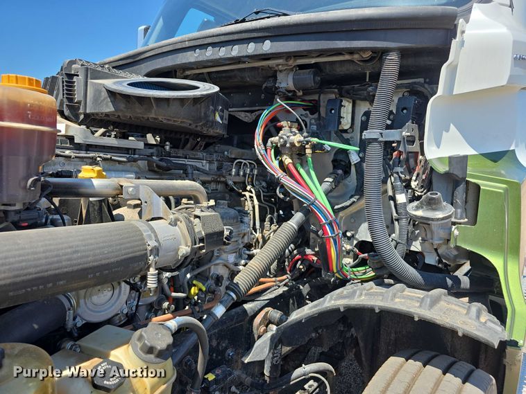 image for item DR3870 2019 Freightliner Cascadia 126 semi truck