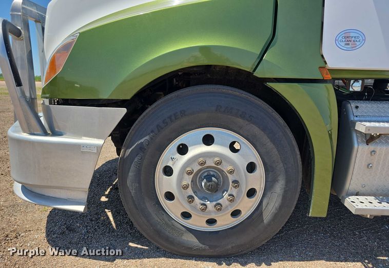 image for item DR3870 2019 Freightliner Cascadia 126 semi truck