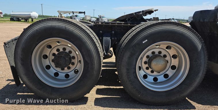 image for item DR3870 2019 Freightliner Cascadia 126 semi truck