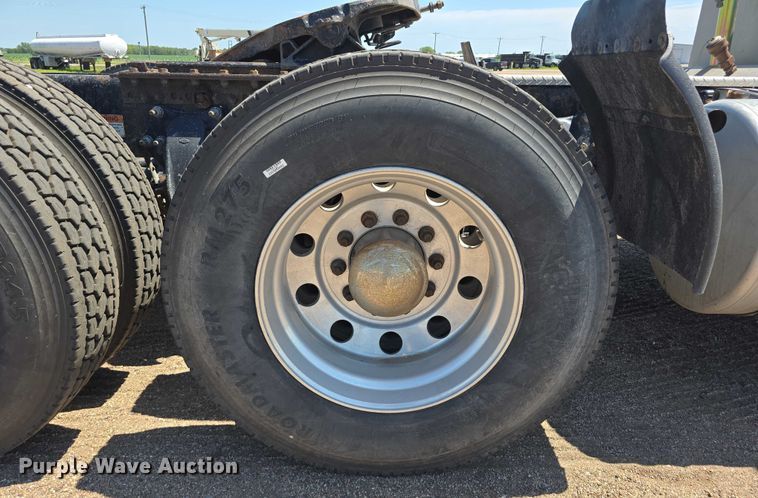 image for item DR3870 2019 Freightliner Cascadia 126 semi truck