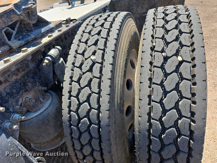 image for item DR3870 2019 Freightliner Cascadia 126 semi truck