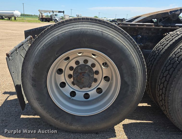 image for item DR3870 2019 Freightliner Cascadia 126 semi truck