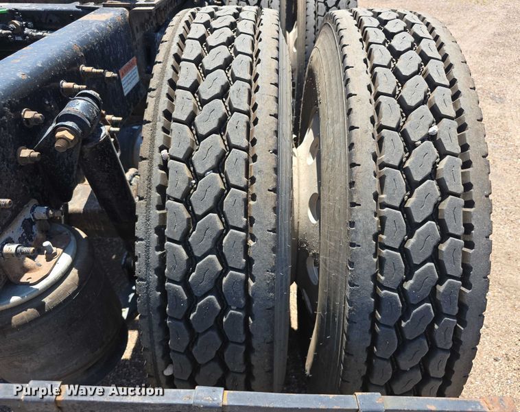 image for item DR3870 2019 Freightliner Cascadia 126 semi truck