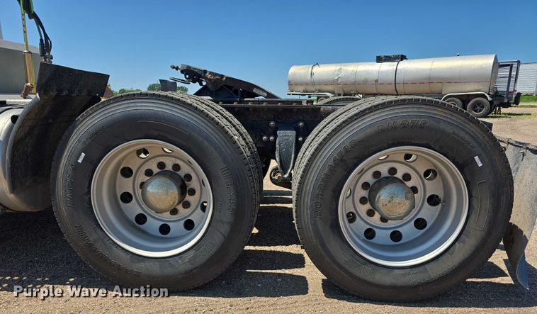 image for item DR3870 2019 Freightliner Cascadia 126 semi truck