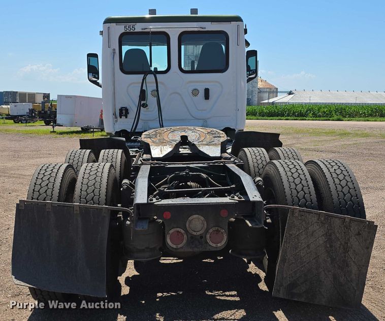 image for item DR3871 2020 Freightliner Cascadia 126 semi truck