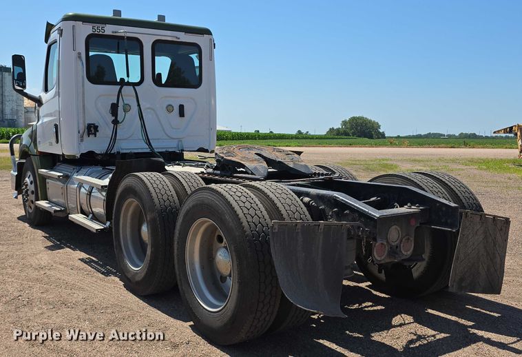 image for item DR3871 2020 Freightliner Cascadia 126 semi truck