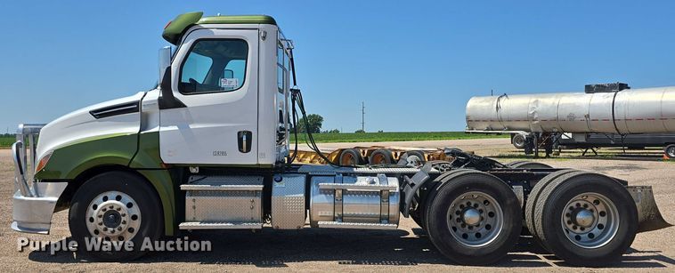 image for item DR3871 2020 Freightliner Cascadia 126 semi truck