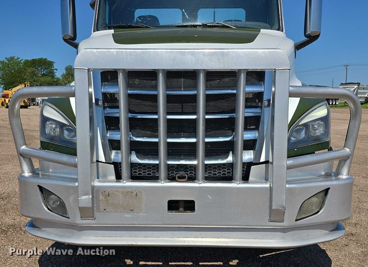 image for item DR3871 2020 Freightliner Cascadia 126 semi truck