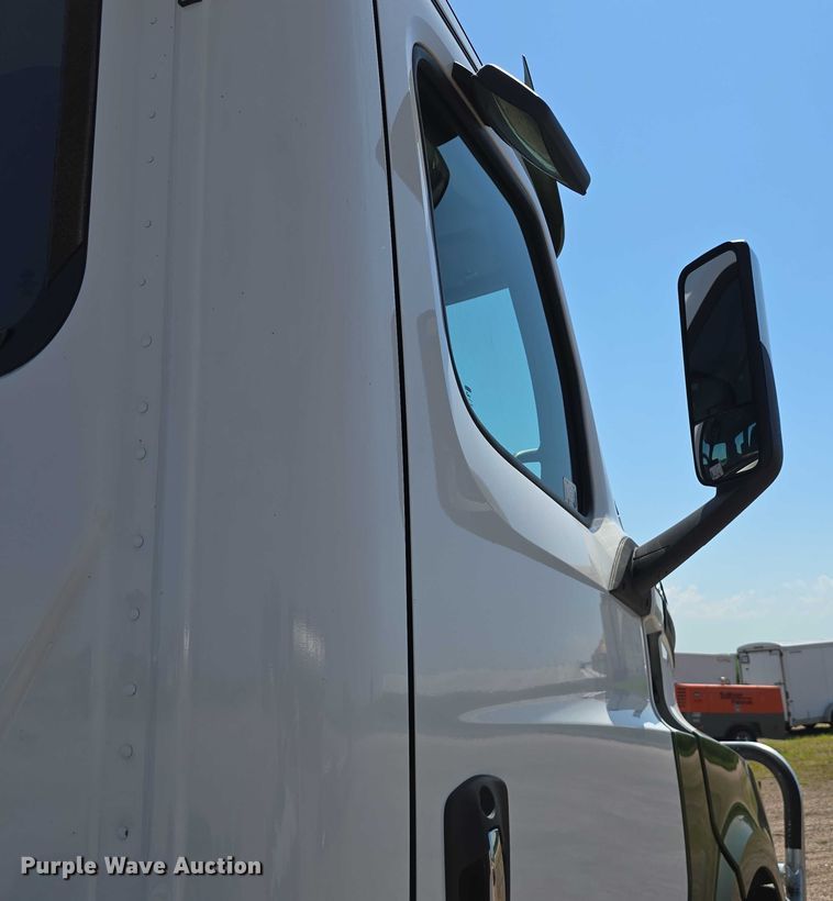 image for item DR3871 2020 Freightliner Cascadia 126 semi truck