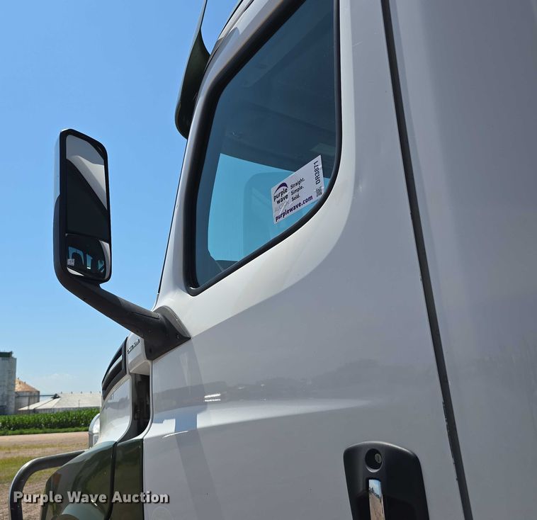 image for item DR3871 2020 Freightliner Cascadia 126 semi truck