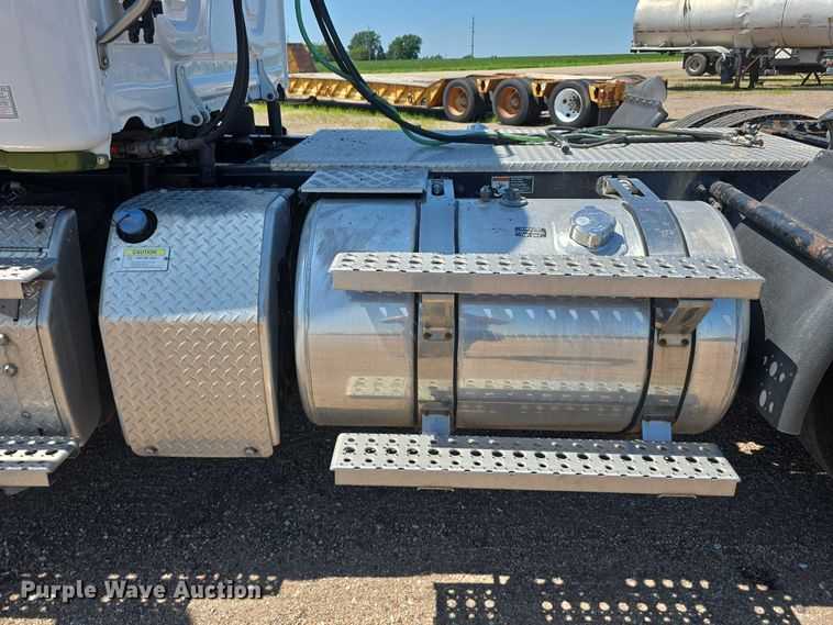 image for item DR3871 2020 Freightliner Cascadia 126 semi truck