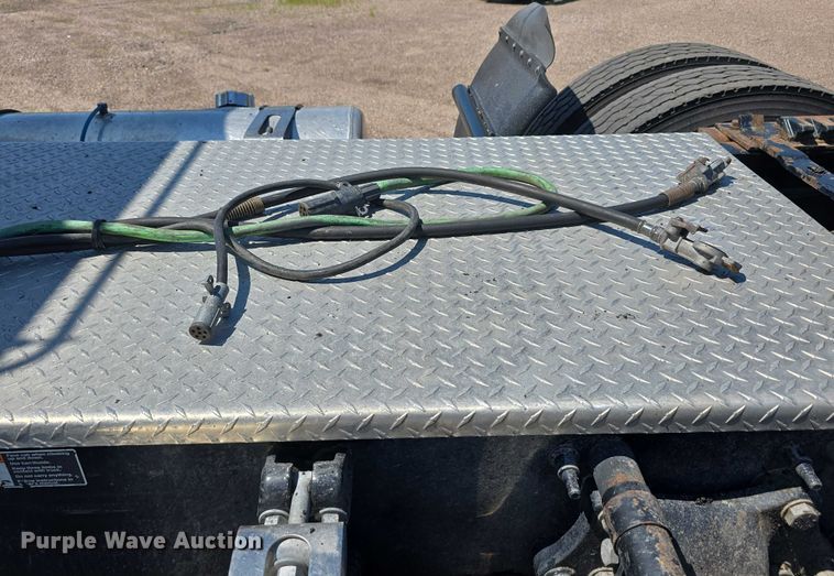 image for item DR3871 2020 Freightliner Cascadia 126 semi truck