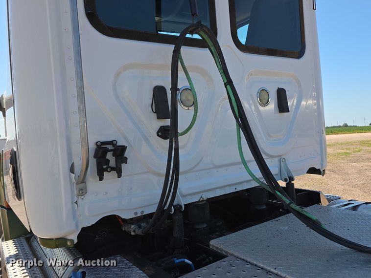 image for item DR3871 2020 Freightliner Cascadia 126 semi truck