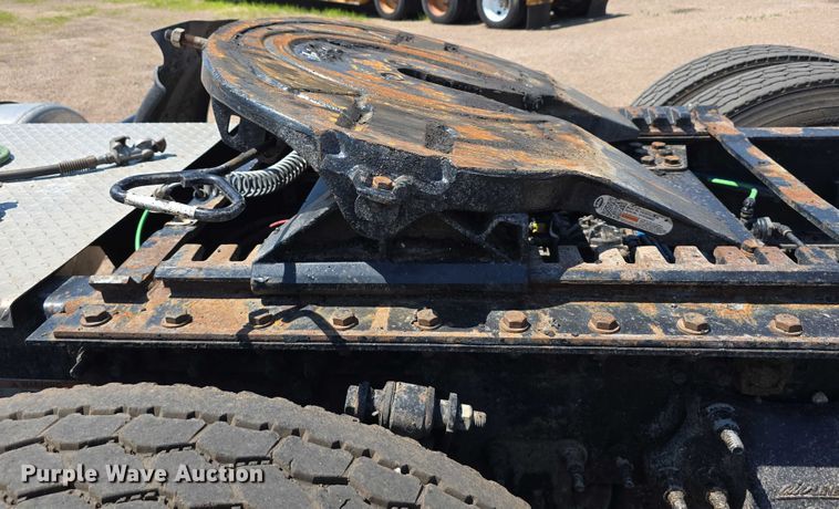 image for item DR3871 2020 Freightliner Cascadia 126 semi truck