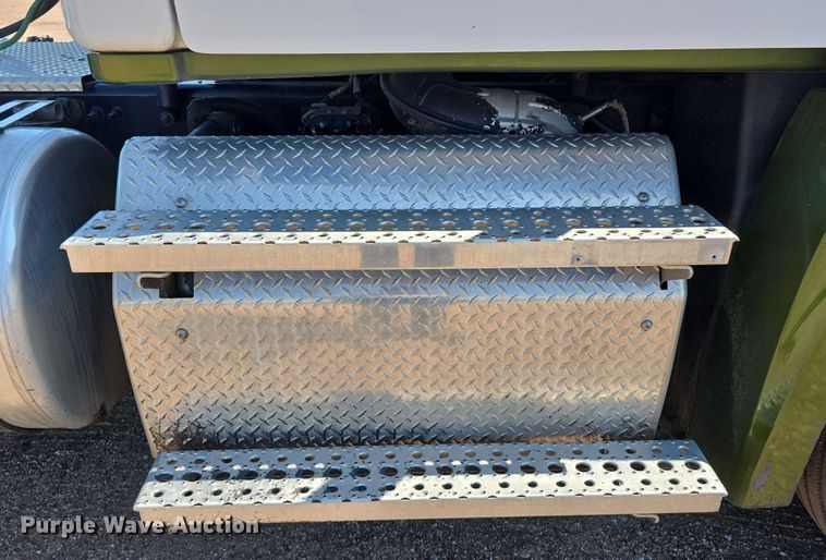 image for item DR3871 2020 Freightliner Cascadia 126 semi truck