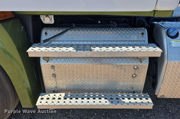 image for item DR3871 2020 Freightliner Cascadia 126 semi truck