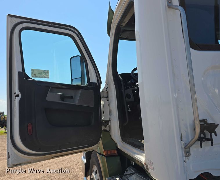 image for item DR3871 2020 Freightliner Cascadia 126 semi truck