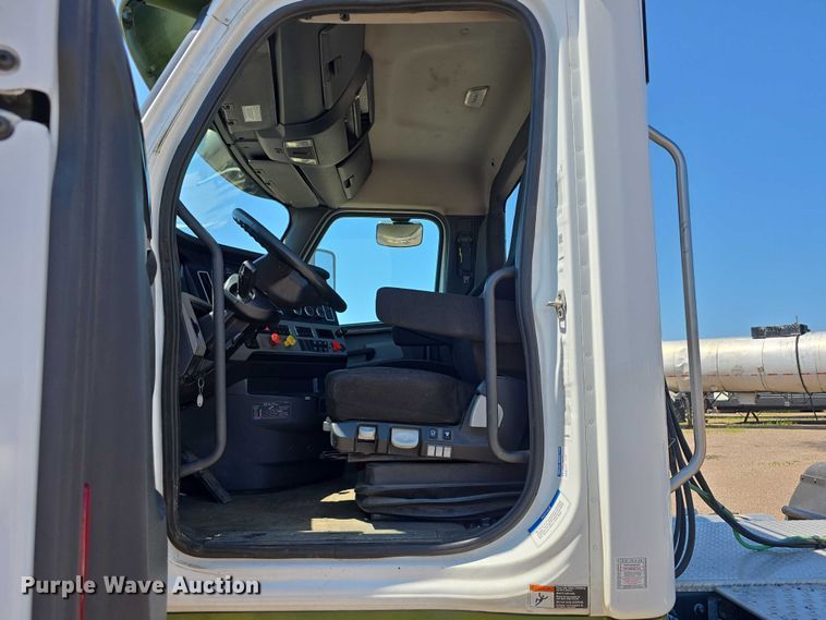 image for item DR3871 2020 Freightliner Cascadia 126 semi truck