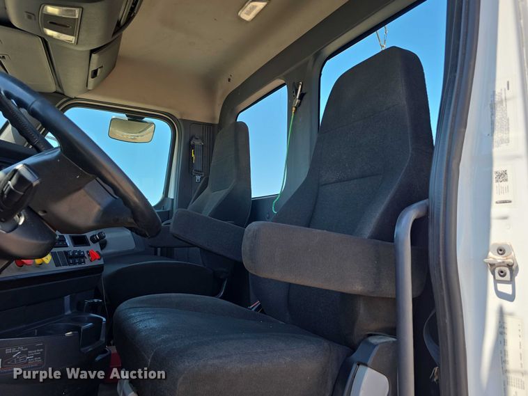 image for item DR3871 2020 Freightliner Cascadia 126 semi truck