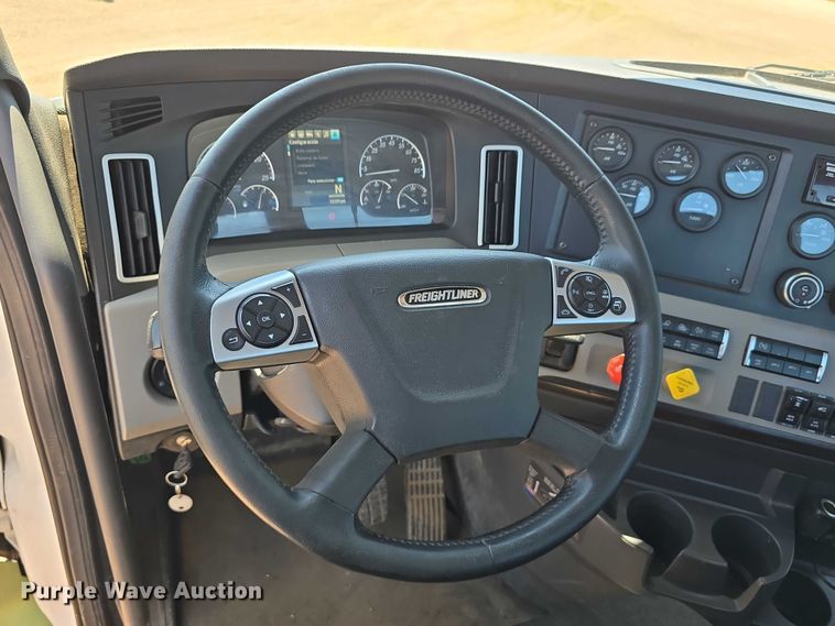 image for item DR3871 2020 Freightliner Cascadia 126 semi truck