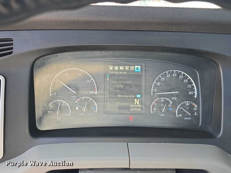 image for item DR3871 2020 Freightliner Cascadia 126 semi truck