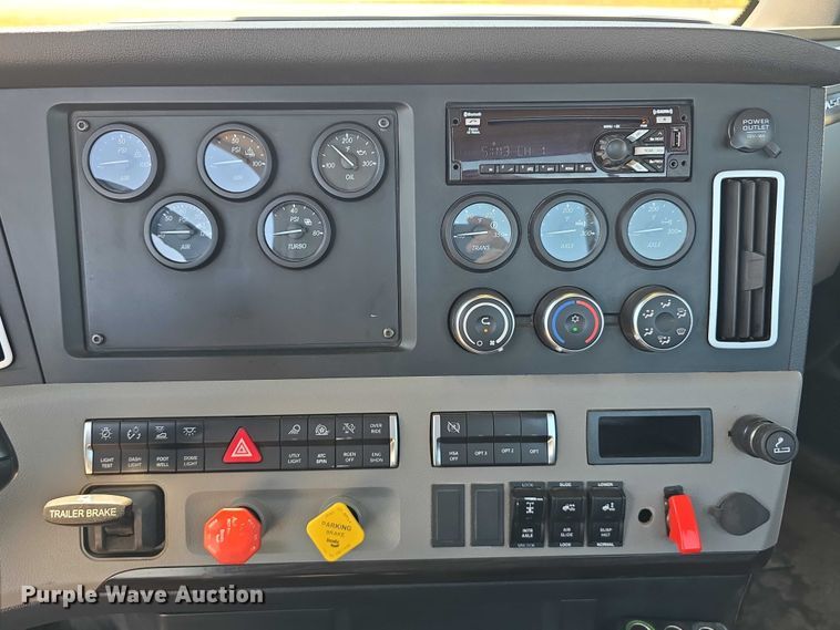 image for item DR3871 2020 Freightliner Cascadia 126 semi truck