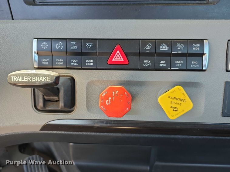 image for item DR3871 2020 Freightliner Cascadia 126 semi truck