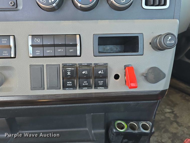 image for item DR3871 2020 Freightliner Cascadia 126 semi truck