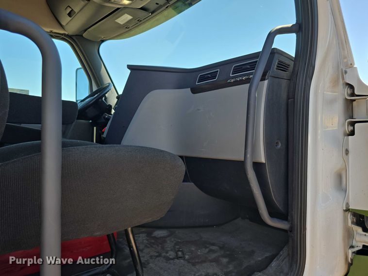 image for item DR3871 2020 Freightliner Cascadia 126 semi truck